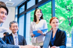 【就労制限はある？更新への影響は？】配偶者ビザの外国人が仕事を探す時に注意すること
