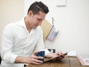 遠距離恋愛を続ける国際結婚カップルがビデオ通話をしている様子