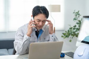 三河の製造業で働く男性が残業代込みの年収で配偶者ビザに不安を感じているイメージ