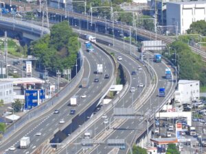 外国人配偶者との結婚と配偶者ビザ審査で交通違反や素行要件に不安を感じる日本人男性のイメージ