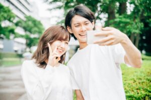 国際結婚カップルが一緒に写真を撮っている様子